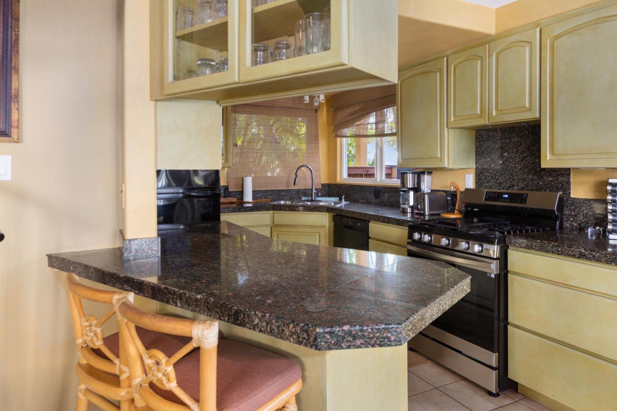 Plumeria Suite, 2-Bedrooms, Sleeps 6, Pool & Bbq, Pre-Renovation Summer Sale Kihei Exteriér fotografie