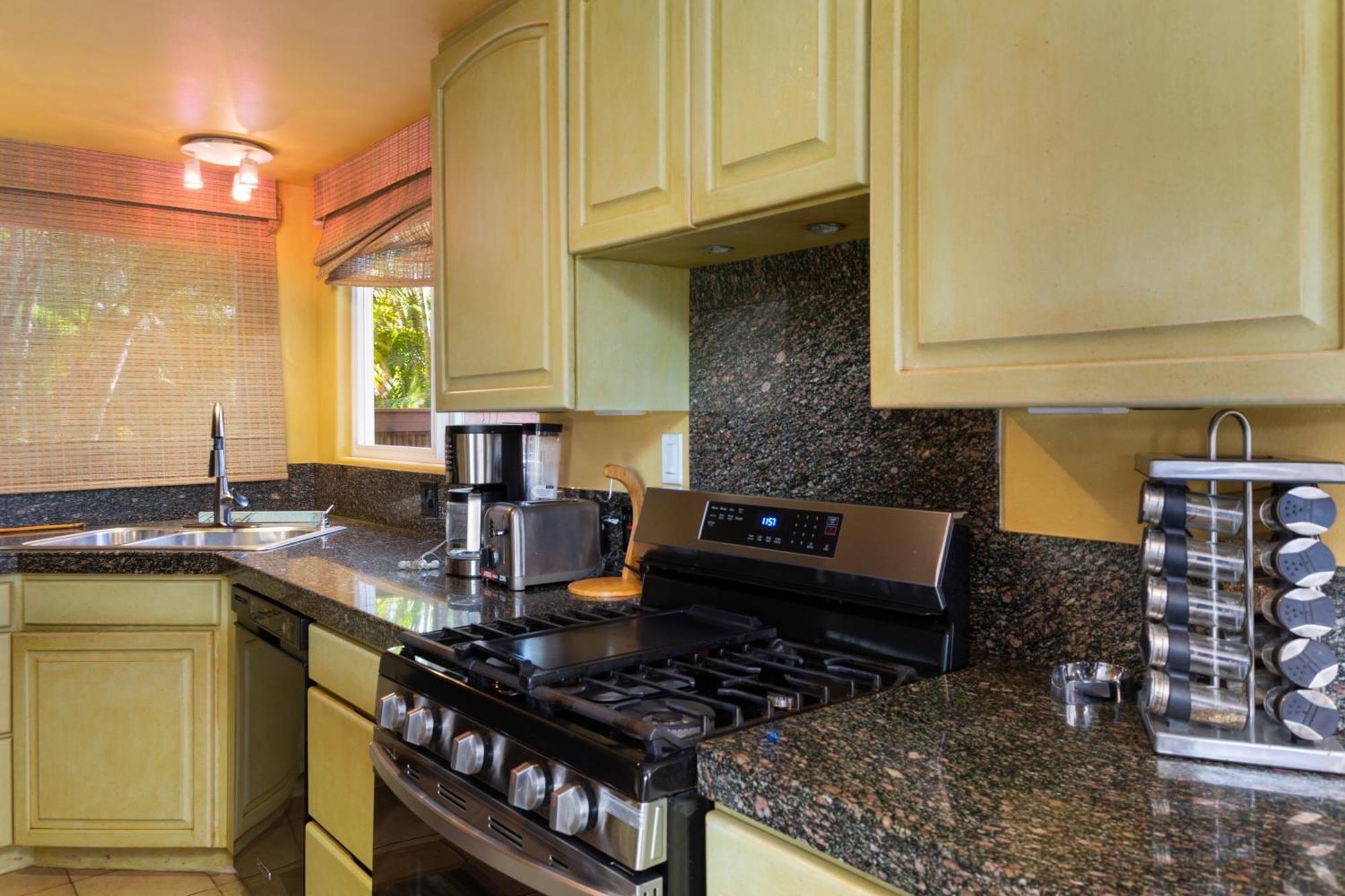 Plumeria Suite, 2-Bedrooms, Sleeps 6, Pool & Bbq, Pre-Renovation Summer Sale Kihei Exteriér fotografie