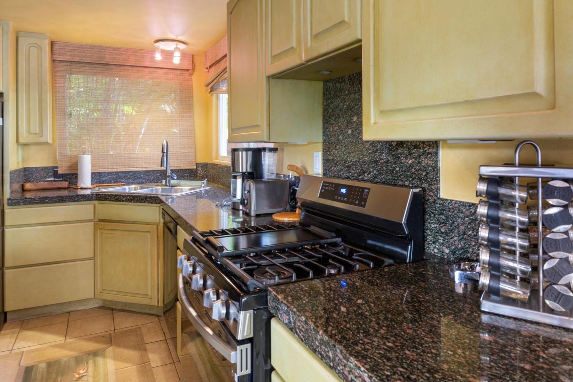 Plumeria Suite, 2-Bedrooms, Sleeps 6, Pool & Bbq, Pre-Renovation Summer Sale Kihei Exteriér fotografie